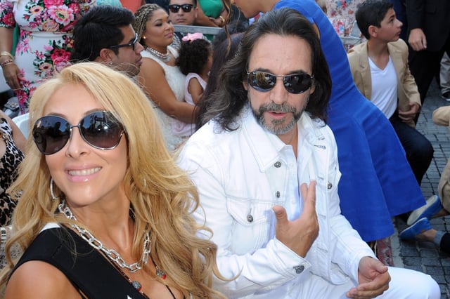 Esposa del Buki se descara en minifalda: le dicen vieja y cincuentona, pero les da cachetada con guante blanco