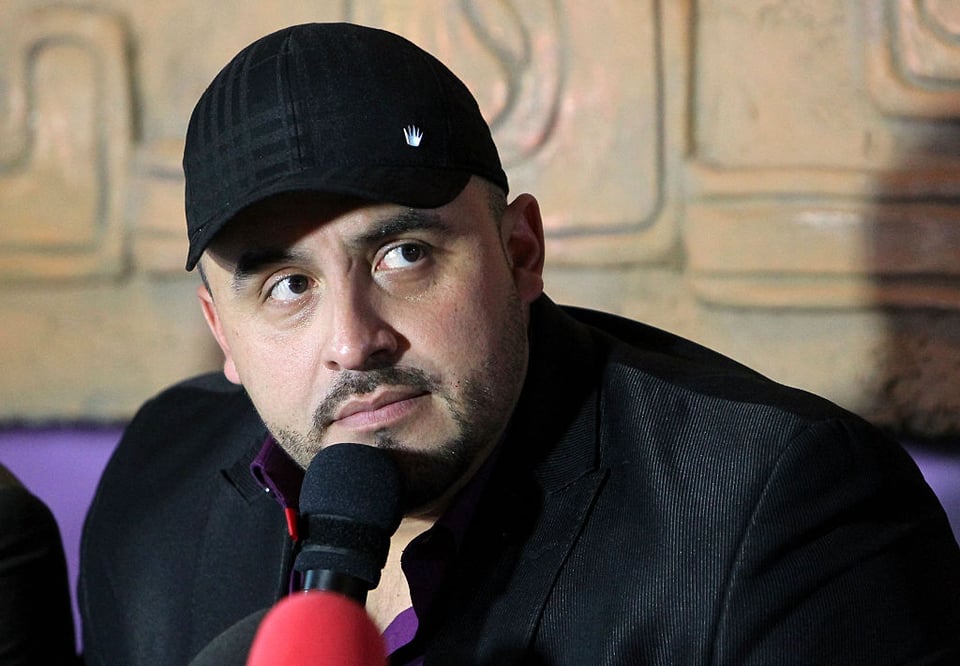 Juan Rivera le da tremendo ‘arrimón’ a otro hombre y le llueven críticas (VIDEO)
