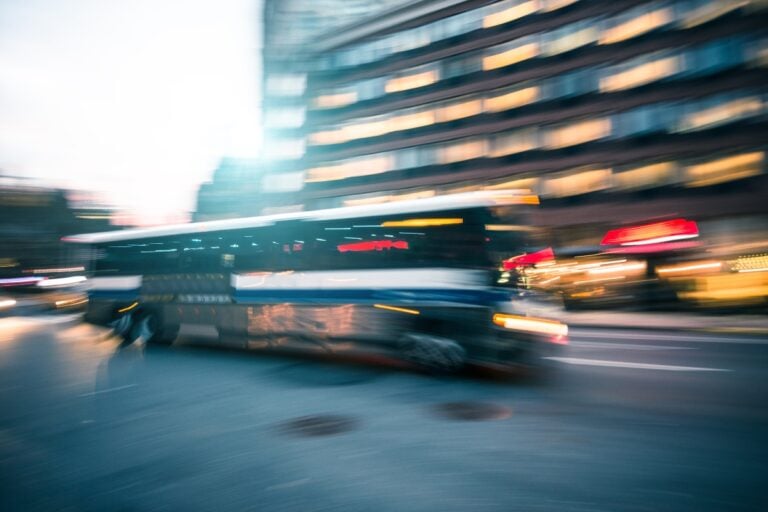 UH: Accidente de autobús en Nueva York con múltiples heridos
