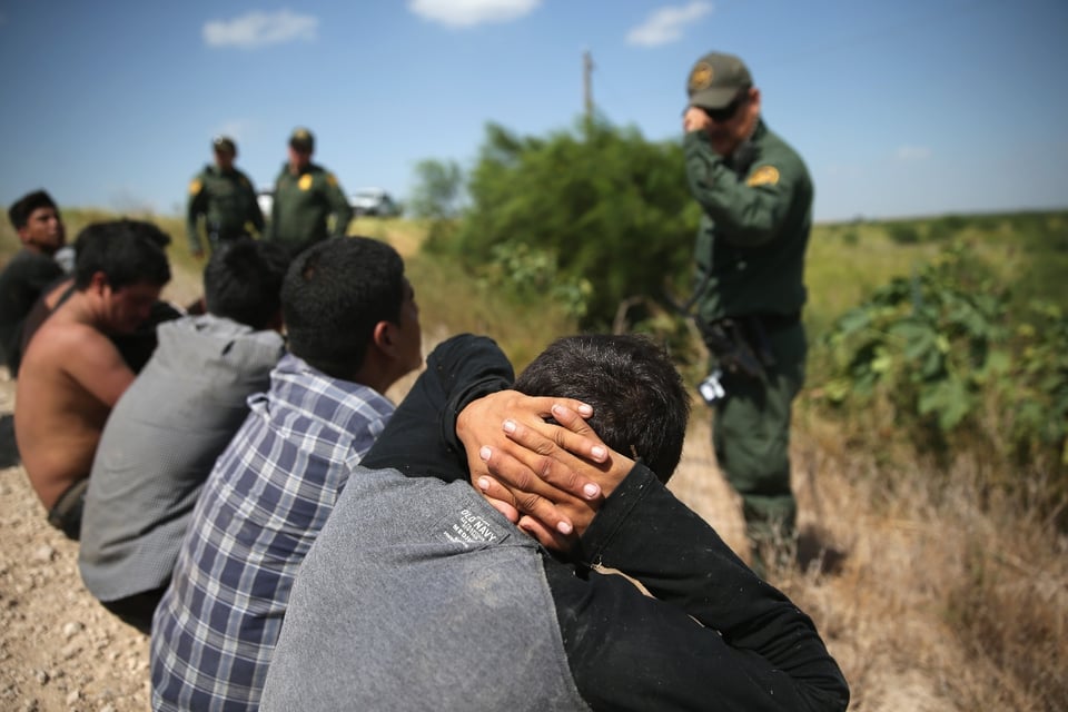 Juez declara inconstitucional que policía de Texas arreste a indocumentados