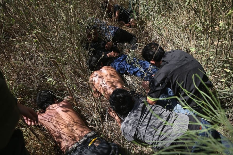 Cárteles mexicanos pagarían $1,000 a adolescentes estadounidenses para traficar migrantes y hasta se promocionan en TikTok
