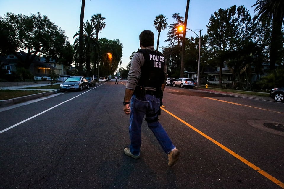 Agente del ICE aplastó su bota en cuello de un inmigrante en redada en empacadora, revela video