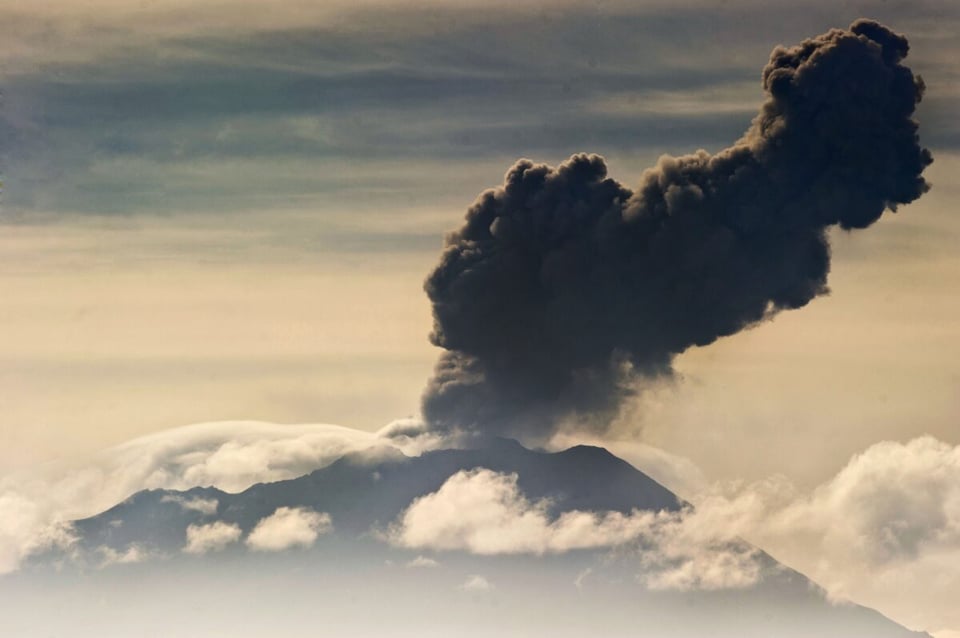 Declaran emergencia por volcán en Perú