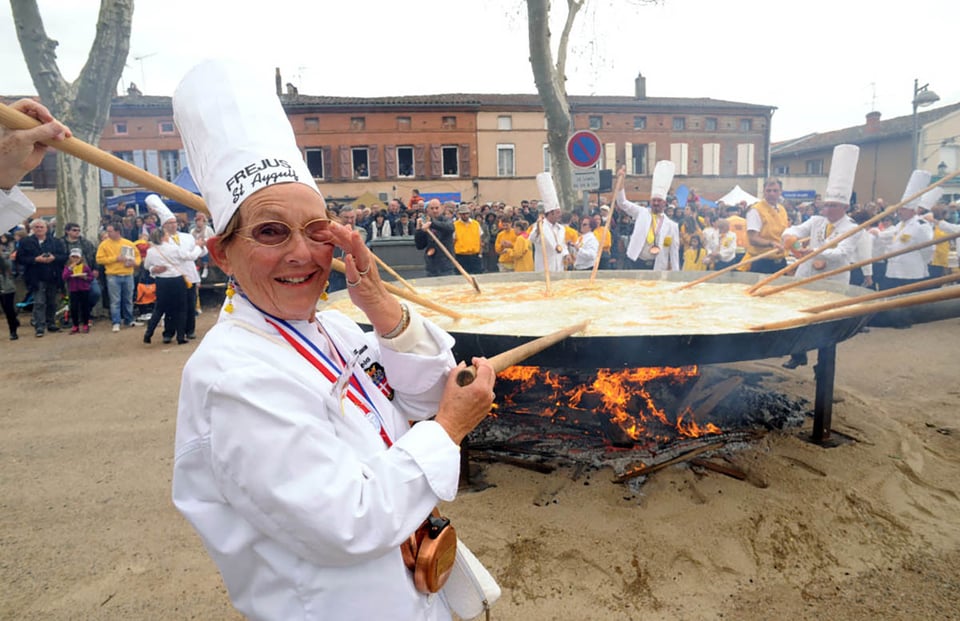 The giant omelet, France, eggs, food, holiday