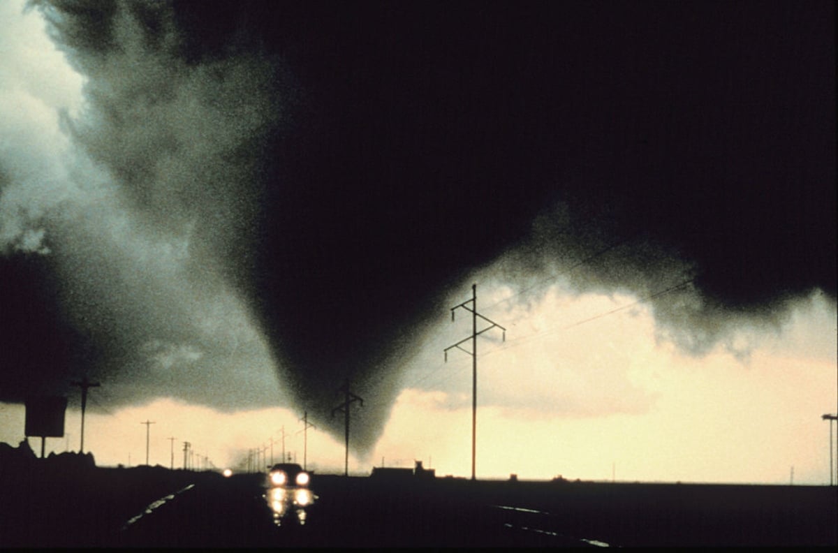 Emiten avisos de tornados por fuertes tormentas que azotarán región de EEUU este viernes