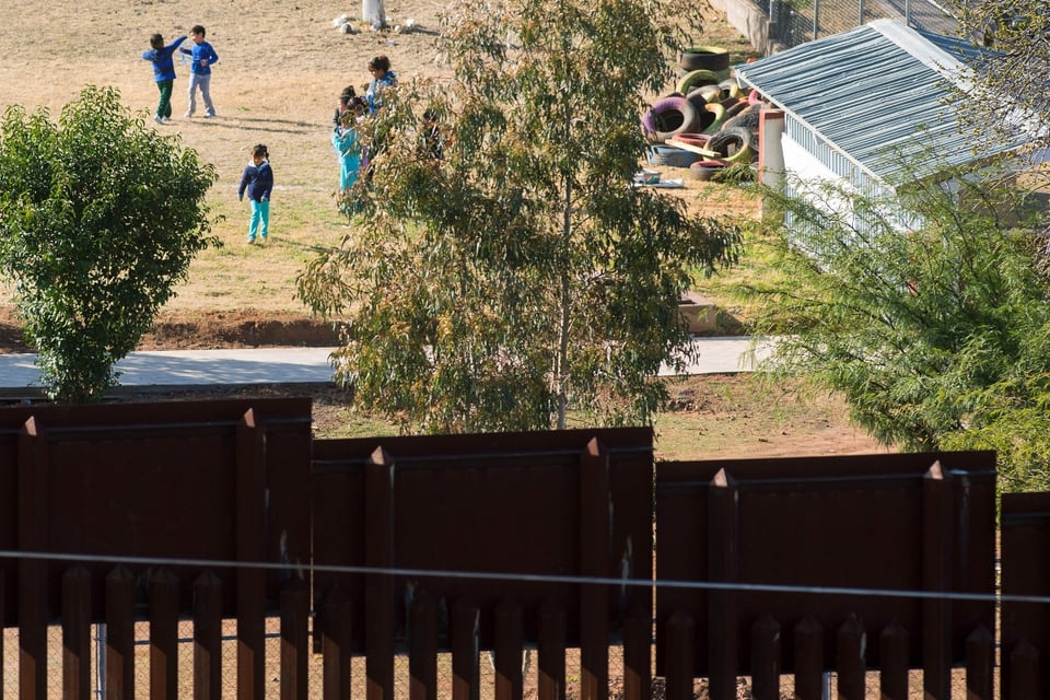Piden usar poderes de guerra en la frontera ante “invasión” de inmigrantes