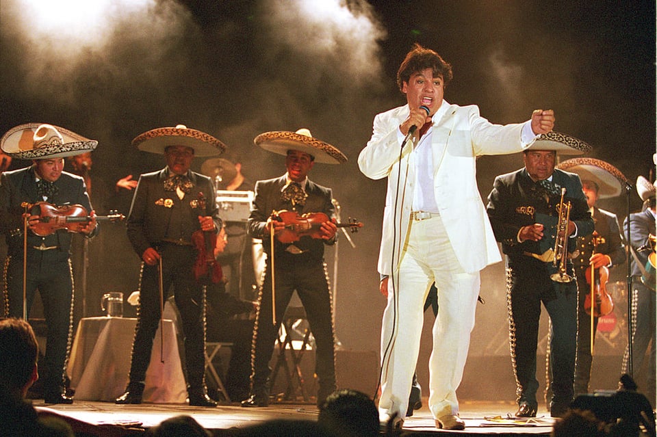 Juan Gabriel revive y estrena nueva música