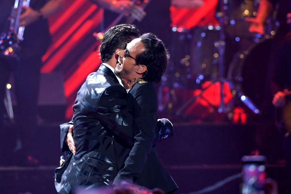 Marc Anthony y Maluma viven ‘íntimo’ momento en pleno escenario (VIDEO)