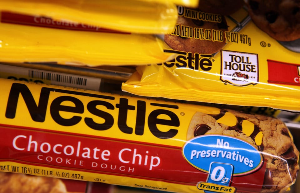 Tubo de masa para galletas de chispas de chocolate de Nestlé