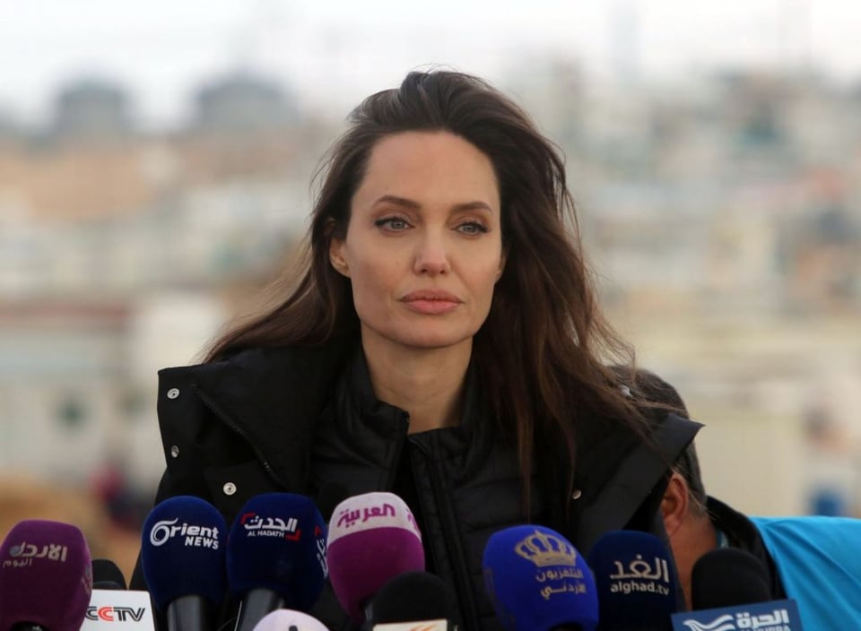 Evacúan a Angelina Jolie de Ucrania por alerta de ataque aéreo