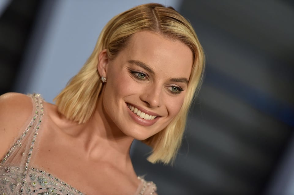 ¡Estas son las primeras fotos de Margot Robbie como muñeca Barbie! featured image
