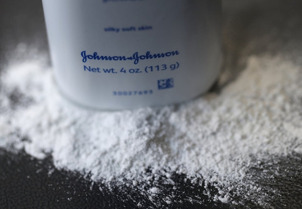 Johnson & Johnson suspende la venta de sus polvos de talco en todo el mundo featured image