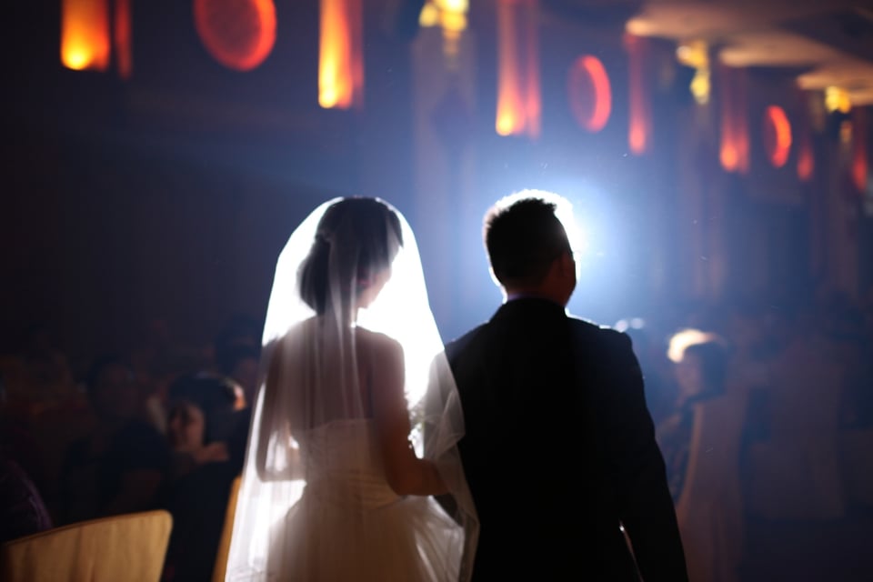 Mujer se enfrenta al sacerdote en plena boda por comentario que él realizó