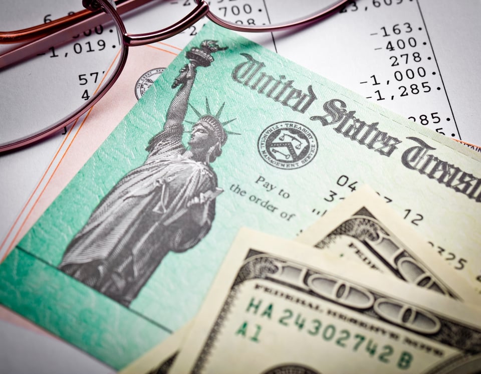 Cheque de estímulo mensual con valor de hasta $500 dólares llega a cientos en EEUU por dos años