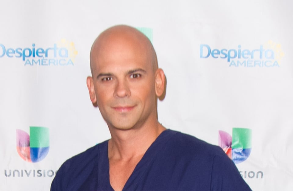 El Dr. Juan Rivera comparte inesperada foto de su juventud e impacta cómo se ve