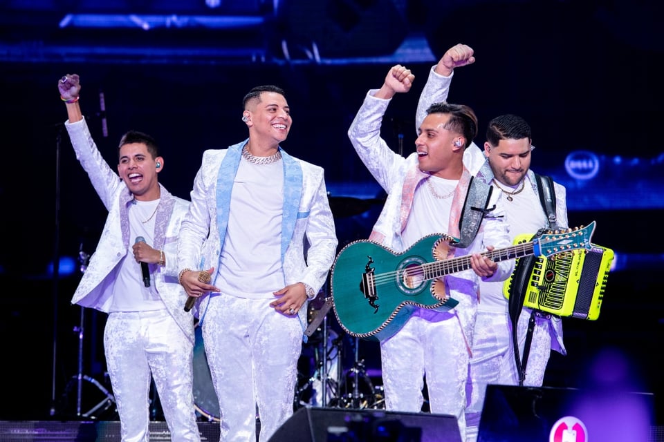 Grupo Firme reacciona al abucheo durante su show del Monday Night Football