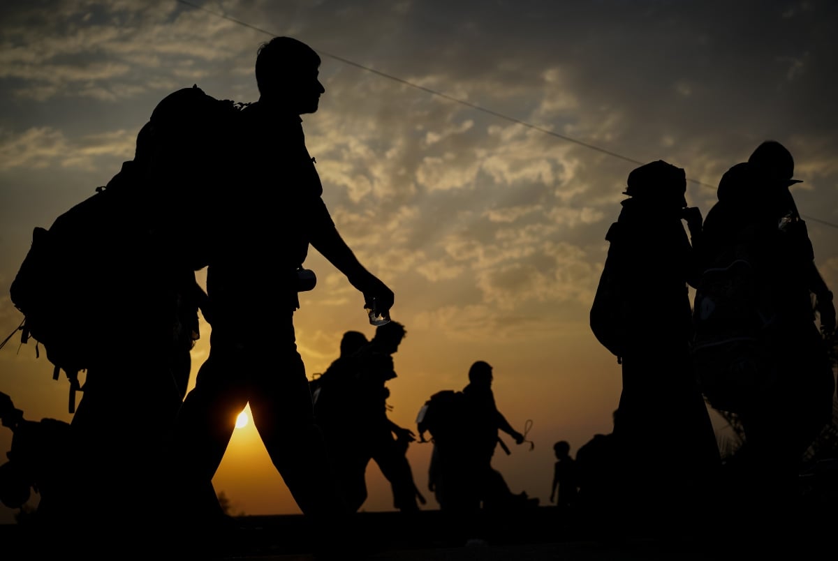 Inmigrantes ilegales son vistos saliendo de coladeras para colarse a Texas