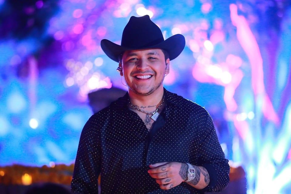 Christian Nodal sorprende a todos con su nuevo look