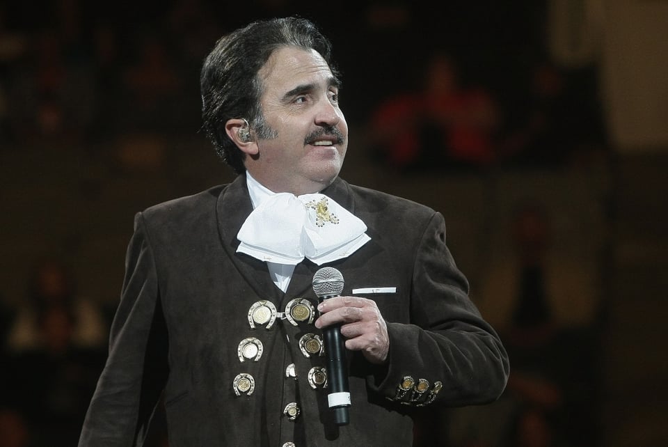 Vicente Fernández Jr’s girlfriend shares a photo wearing a tiny red bikini