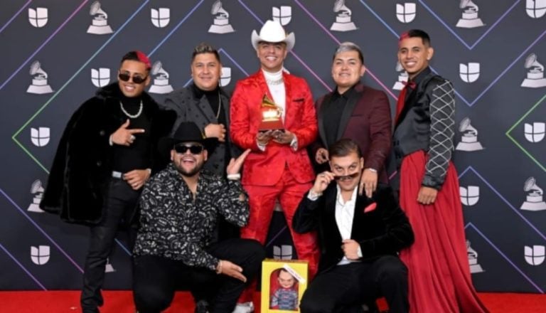 Eduin Caz, de Grupo Firme alarma a sus fans apareciendo con oxígeno (FOTO)