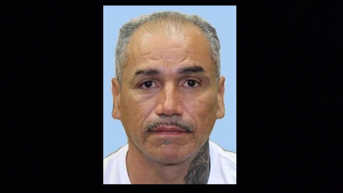 Miguel Ángel Gómez tiene una orden de arresto en Texas luego de que asesinó a balazos a otro hombre en un negocio de tatuajes.