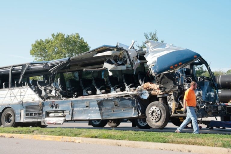 Accidente de autobús Greyhound deja tres muertos y 14 heridos graves en Illinois