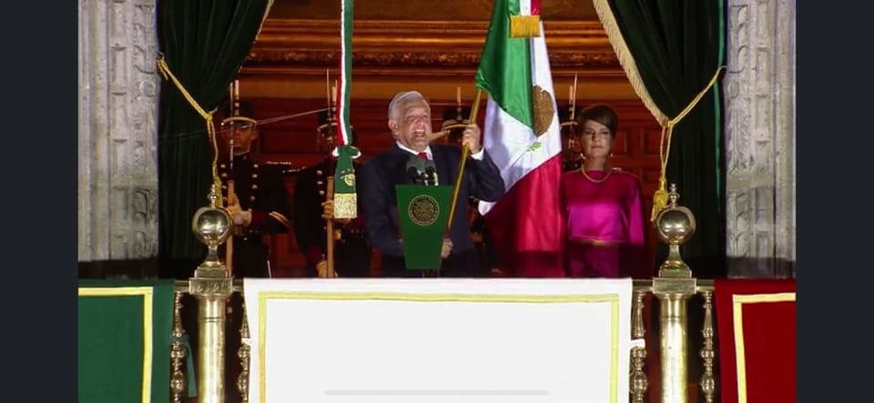 AMLO cambia el tradicional grito y agrega sus palabras