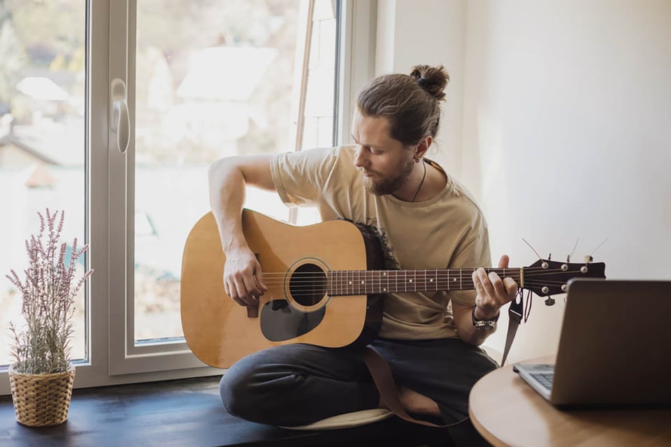 guitar lessons for beginners, music, man, MundoNOW