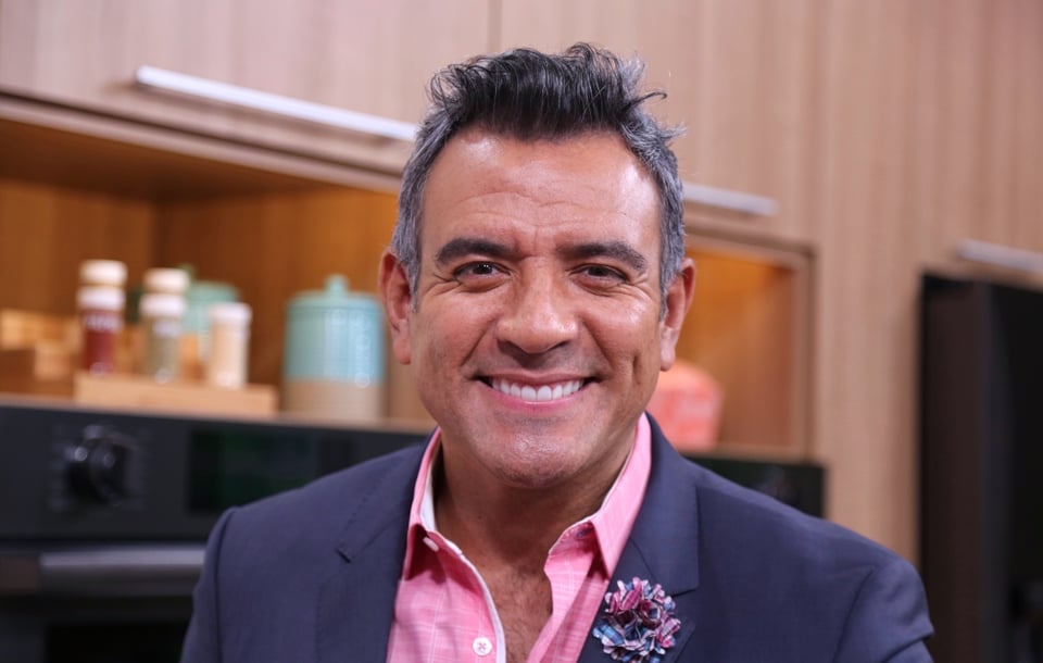 Héctor Sandarti presenta por primera vez al papá de su hija