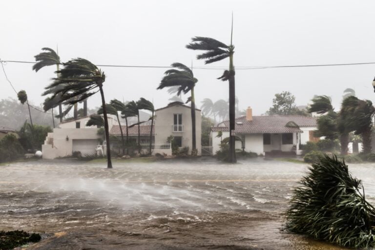 Idalia toca tierra en el noroeste de Florida como un huracán mayor