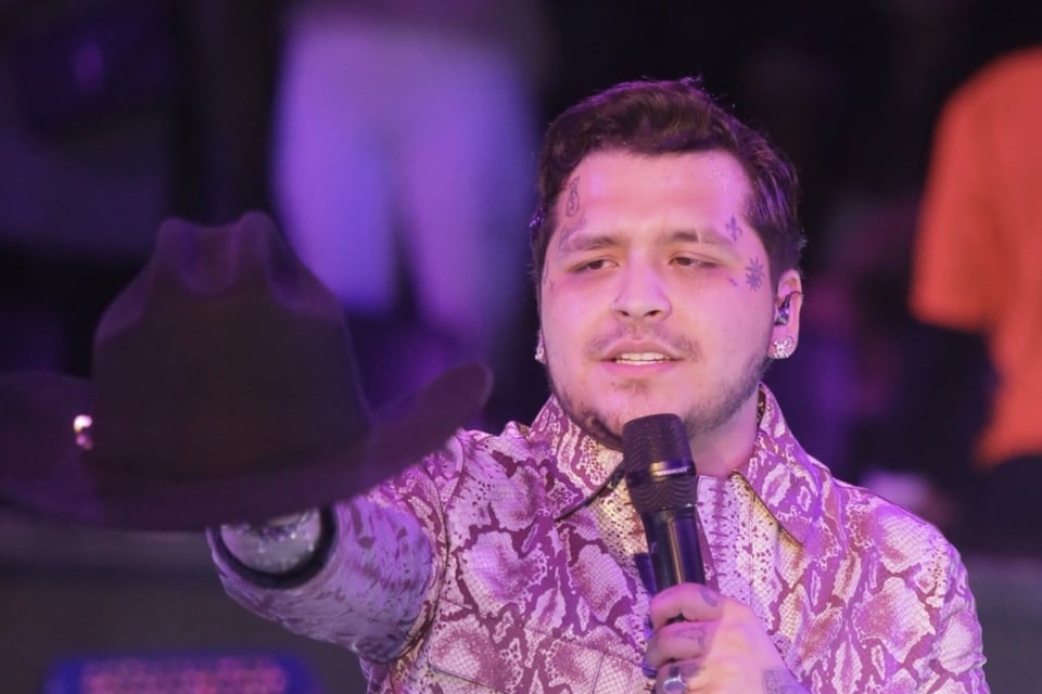 Christian Nodal rompe el silencio sobre el estado de salud de su mamá