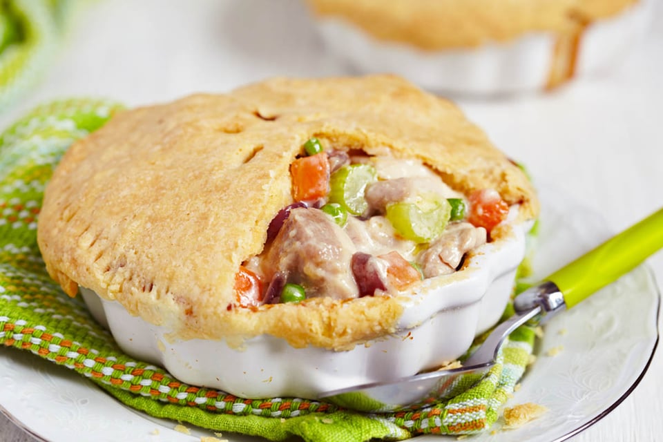 masa hojaldrada, relleno cremoso, pastel de pollo, comida reconfortante, MundoNOW