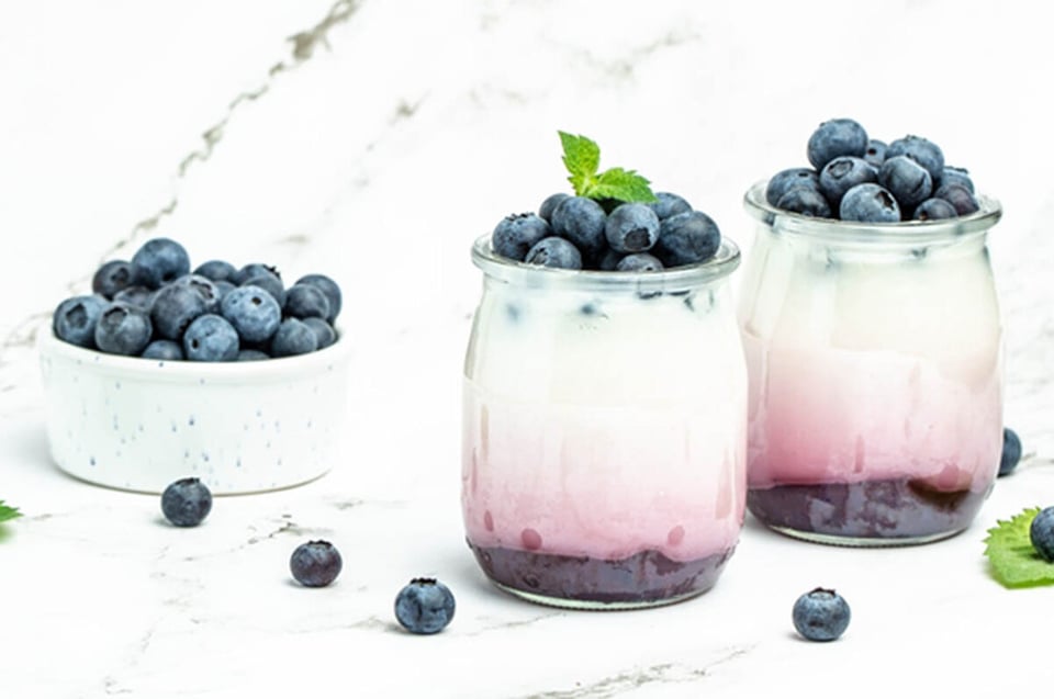 Greek yogurt, fruit, parfait, blueberries, breakfast