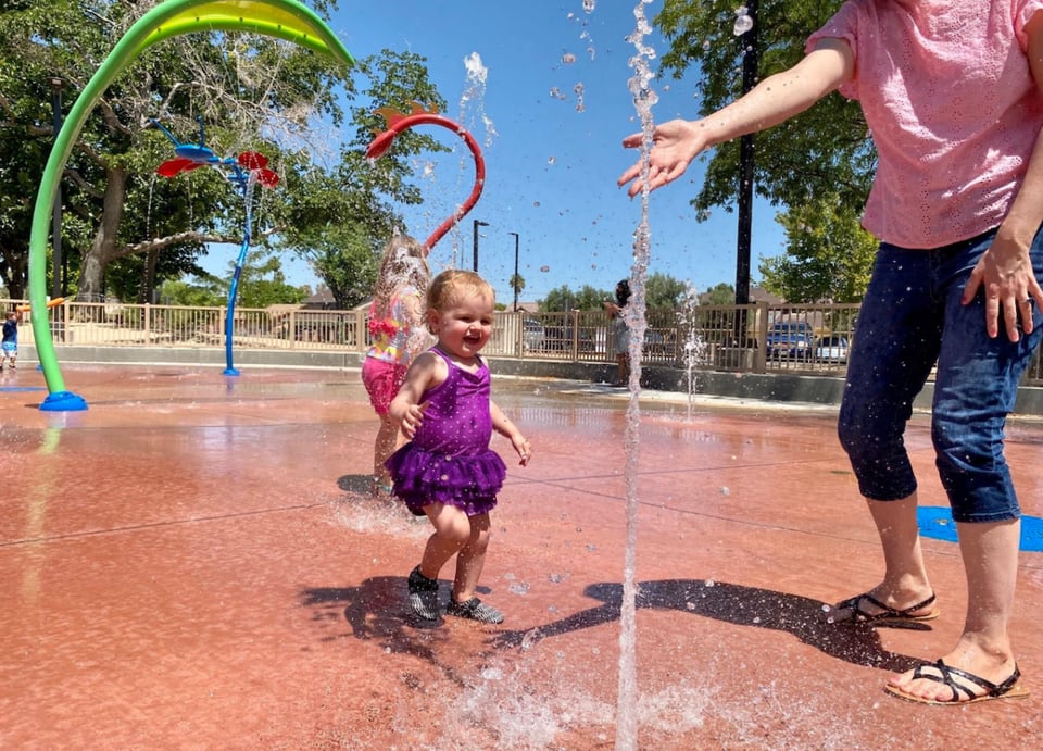 children playing, playing with water, water jets, jumping fountains, MundoNOW