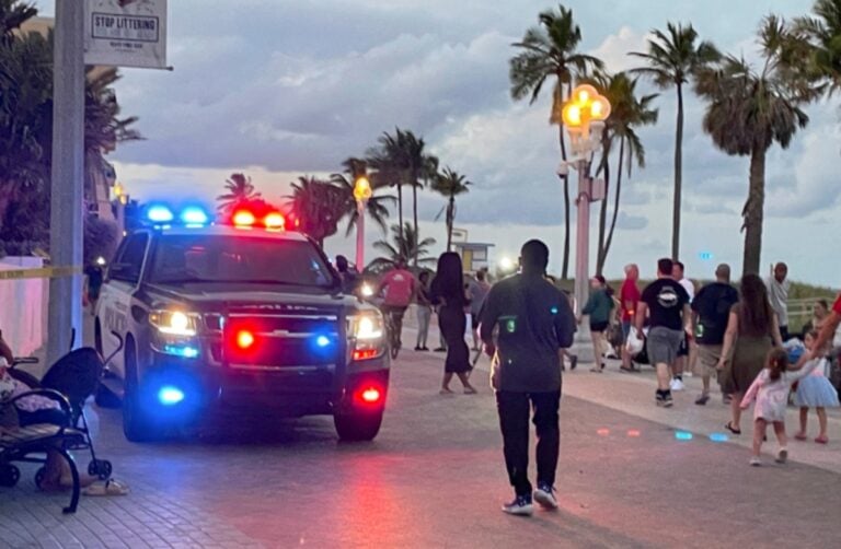 Nueve heridos tras enfrentamiento a tiros de dos grupos en playa de Hollywood, Florida