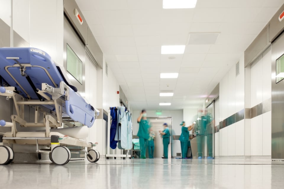 centro médico, doctores, camilla, pasillo, MundoNow