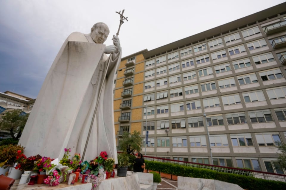 El Vaticano informa que el papa Francisco recibirá el alta “en los próximos días” featured image