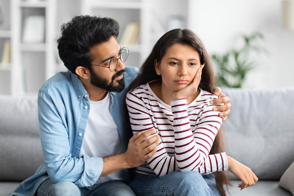pareja, relación, hablando, comodidad, trastornado