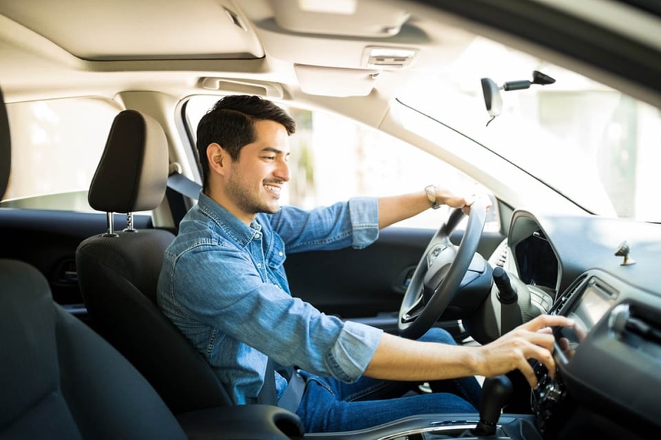 hombre feliz, conduciendo, automóvil, transporte, gps
