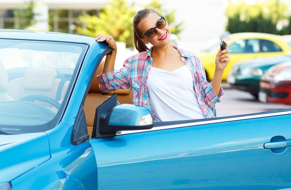 cómo comprar, auto usado, prueba de manejo, mujer, carro azul