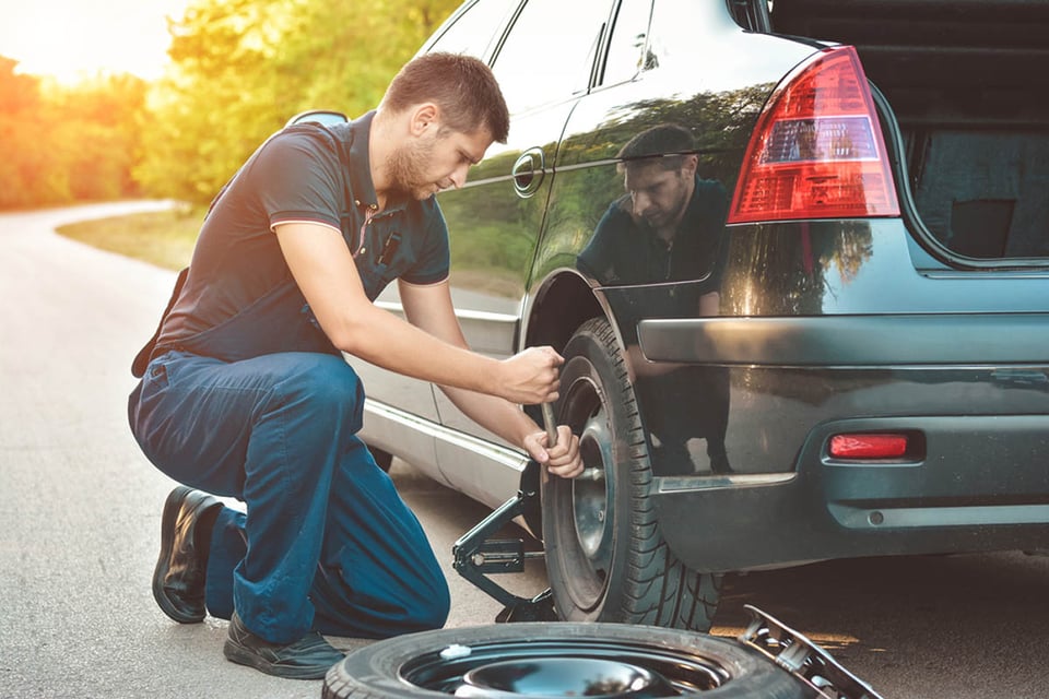 How to change a tire, man, lugnuts
