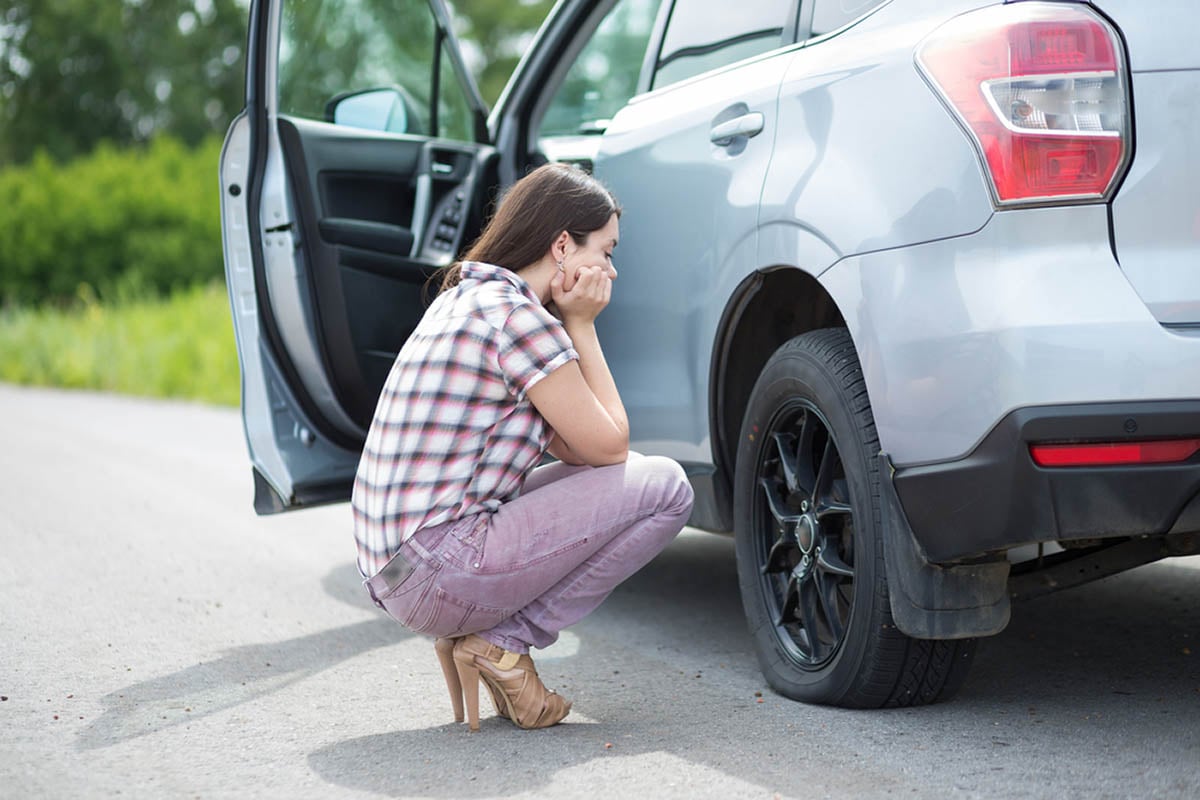 How to change a tire, woman, car