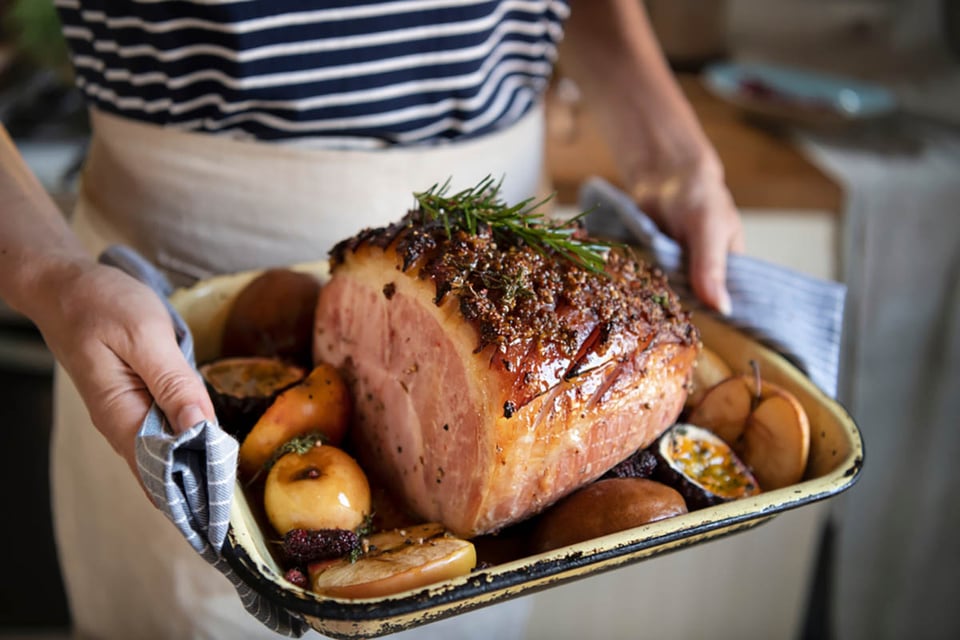 Comidas navideñas para todo el año, jamón, adobo, ajo, cítricos, hierbas