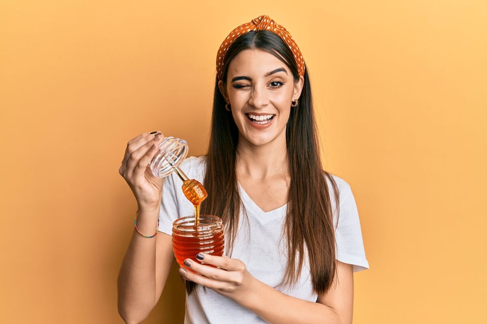 mujer con miel, belleza, salud, MundoNOW