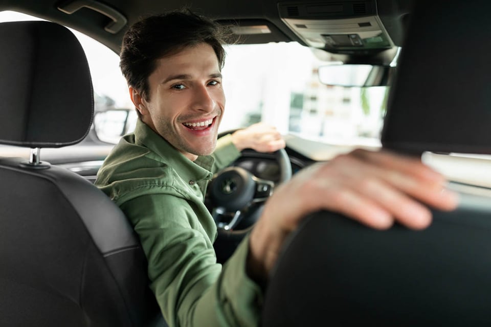 Cómo vender tu coche, hombre, conduciendo, uber, taxi
