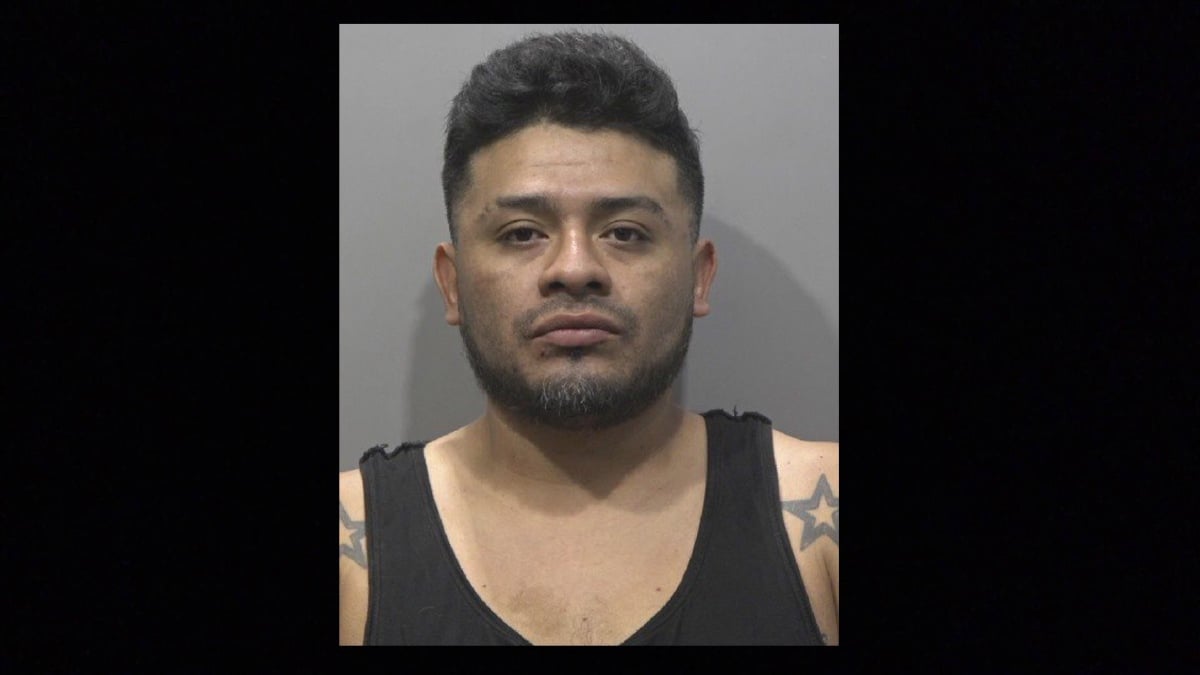 Hugo Zúñiga fue capturado en Pasadena, Texas, acusado del brutal asesinato a balazos en una camioneta del también hispano Jesús Dávila III.