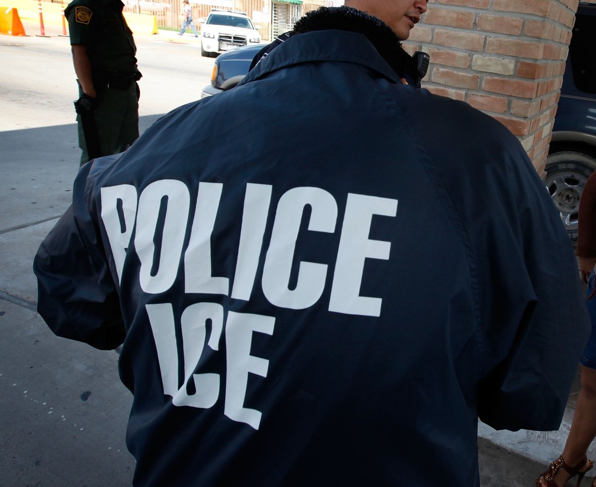 Presentan manual para que inmigrantes conozcan sus derechos al ser detenidos por ICE