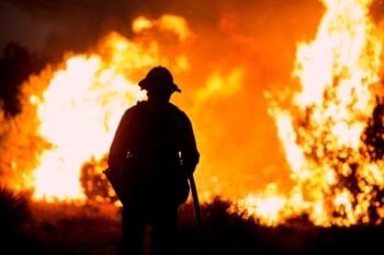 Combaten las llamas en California