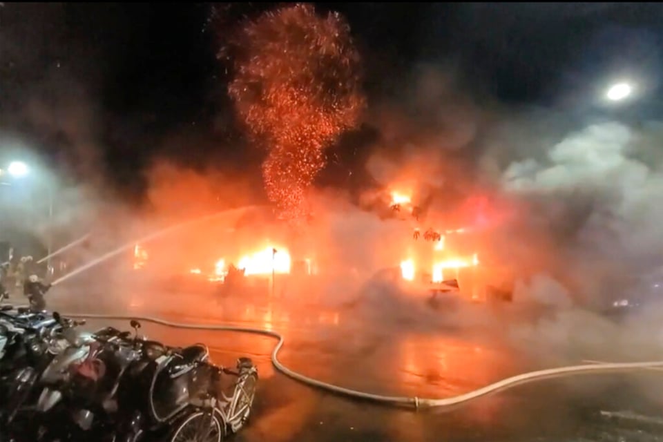 Niños resultan heridos durante incendio provocado en su casa mientras dormía (FOTOS)