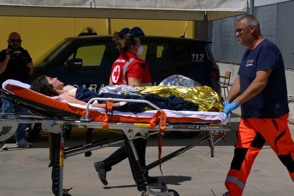 Hallan 10 cadáveres de posibles inmigrantes en un bote hundido en Italia